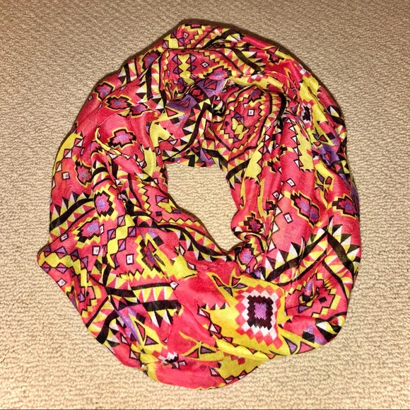 🌵 Patterned Infinity Scarf - Picture 2 of 3
